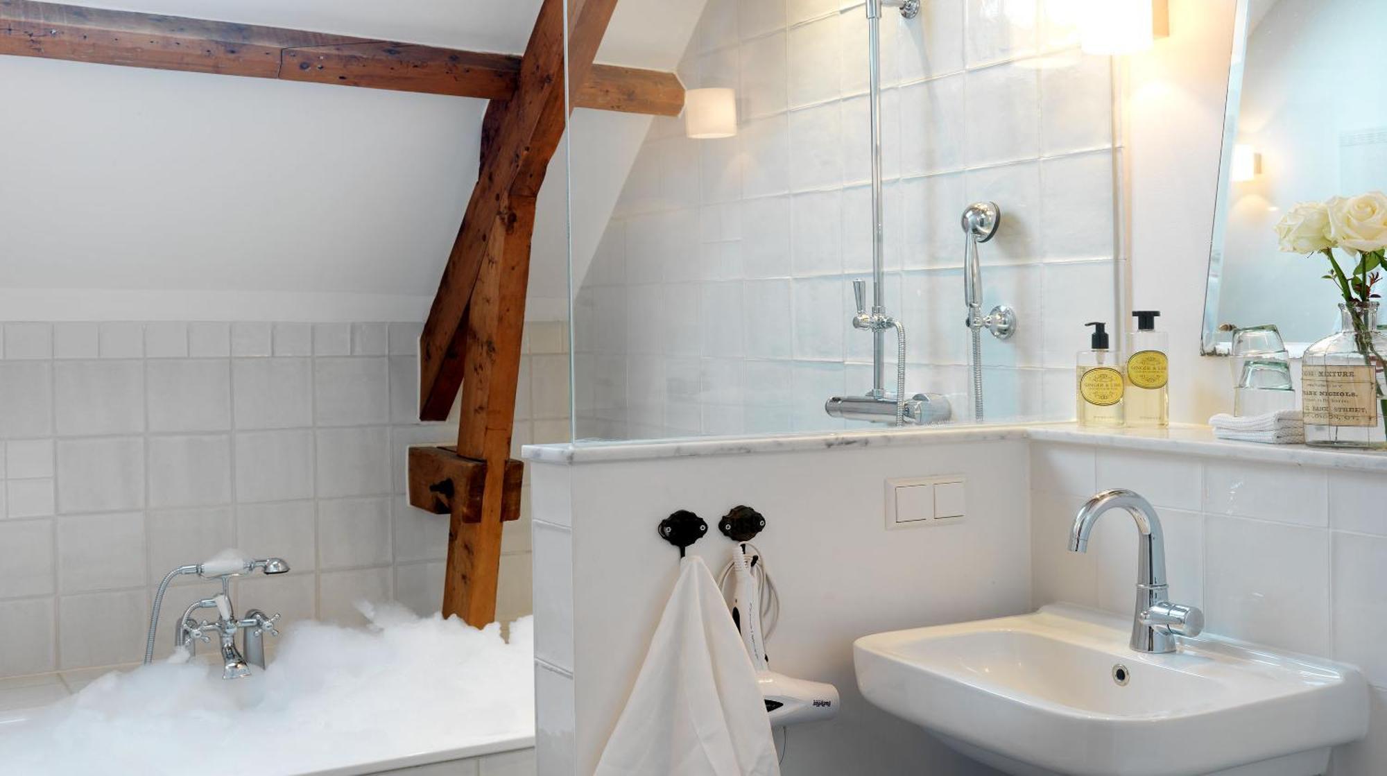 Deluxe Double Room with Bath,1588211174:JPEG